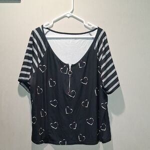 NWT Ladies Hearted Zipper Top